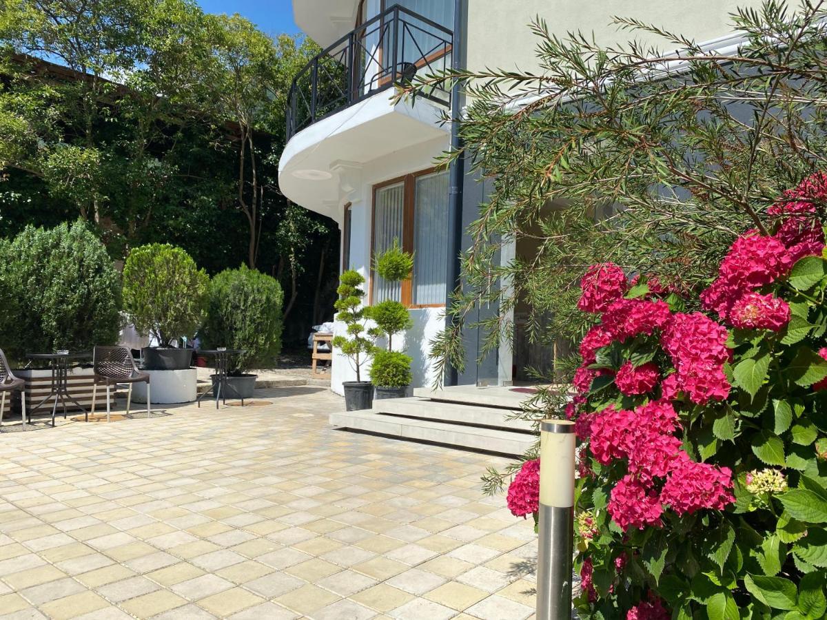 Hotel Golden Гагра Екстериор снимка